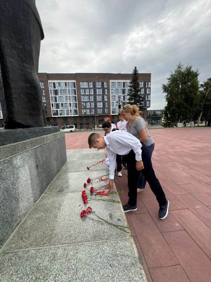 Возложение цветов у Мемориала Славы.